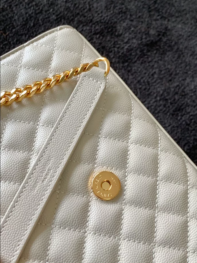 Envelope Medium in Quilted Grain de Poudre Embossed Leather bag - Image 8