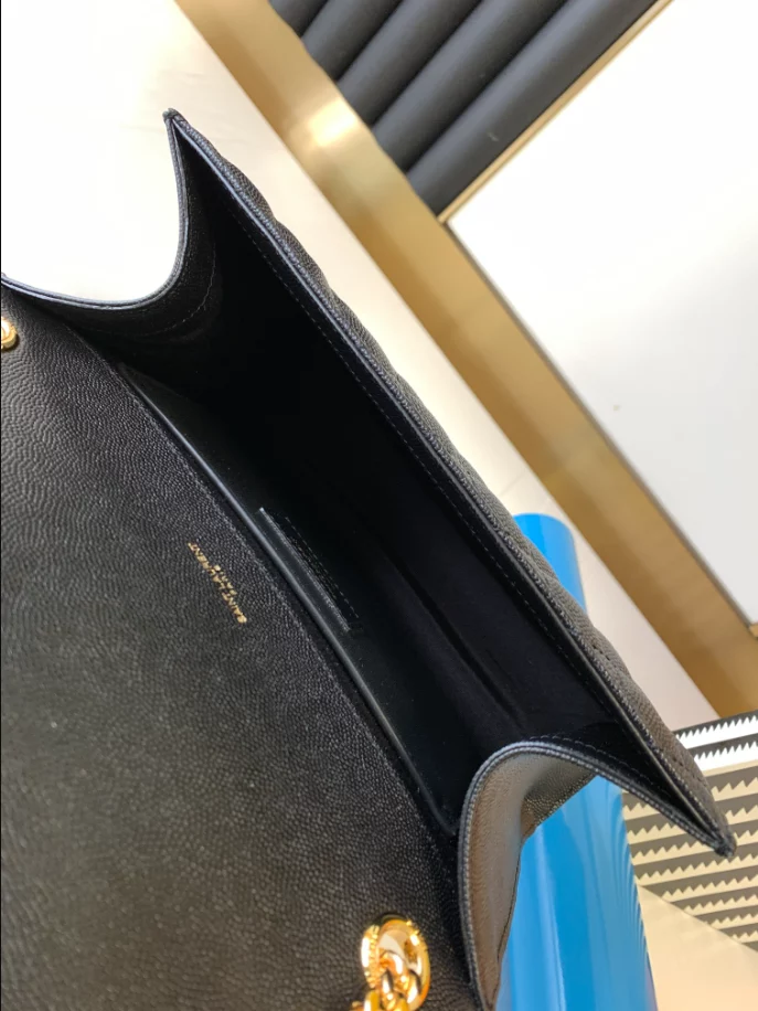 Envelope Medium in Quilted Grain de Poudre Embossed Leather bag - Image 7