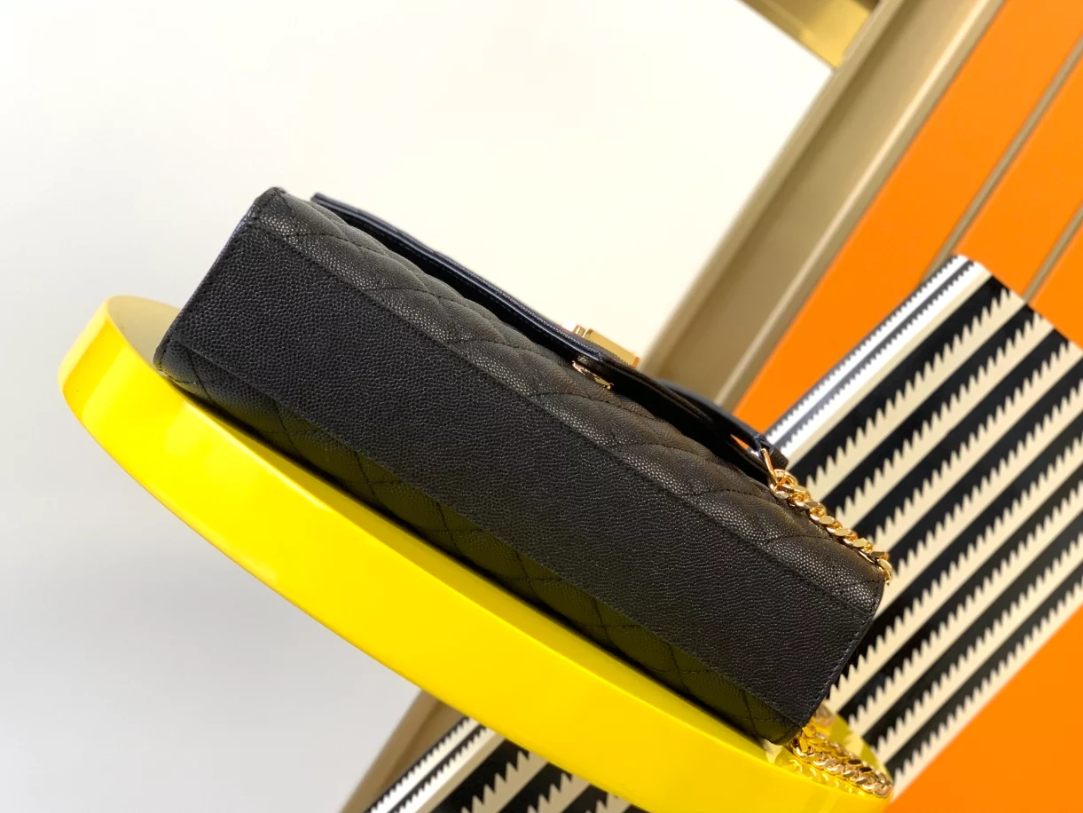 Envelope Medium in Quilted Grain de Poudre Embossed Leather bag - Image 10