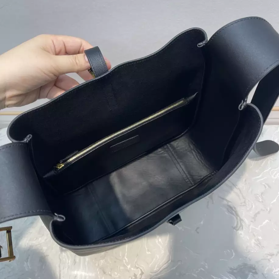 Le 5 à 7 Supple Large in smooth leather Bag - Image 11