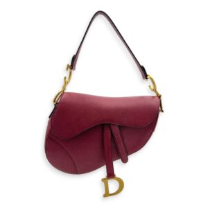 Saddle Shoulder Bag Medium Red in Calfskin, Gold hardware