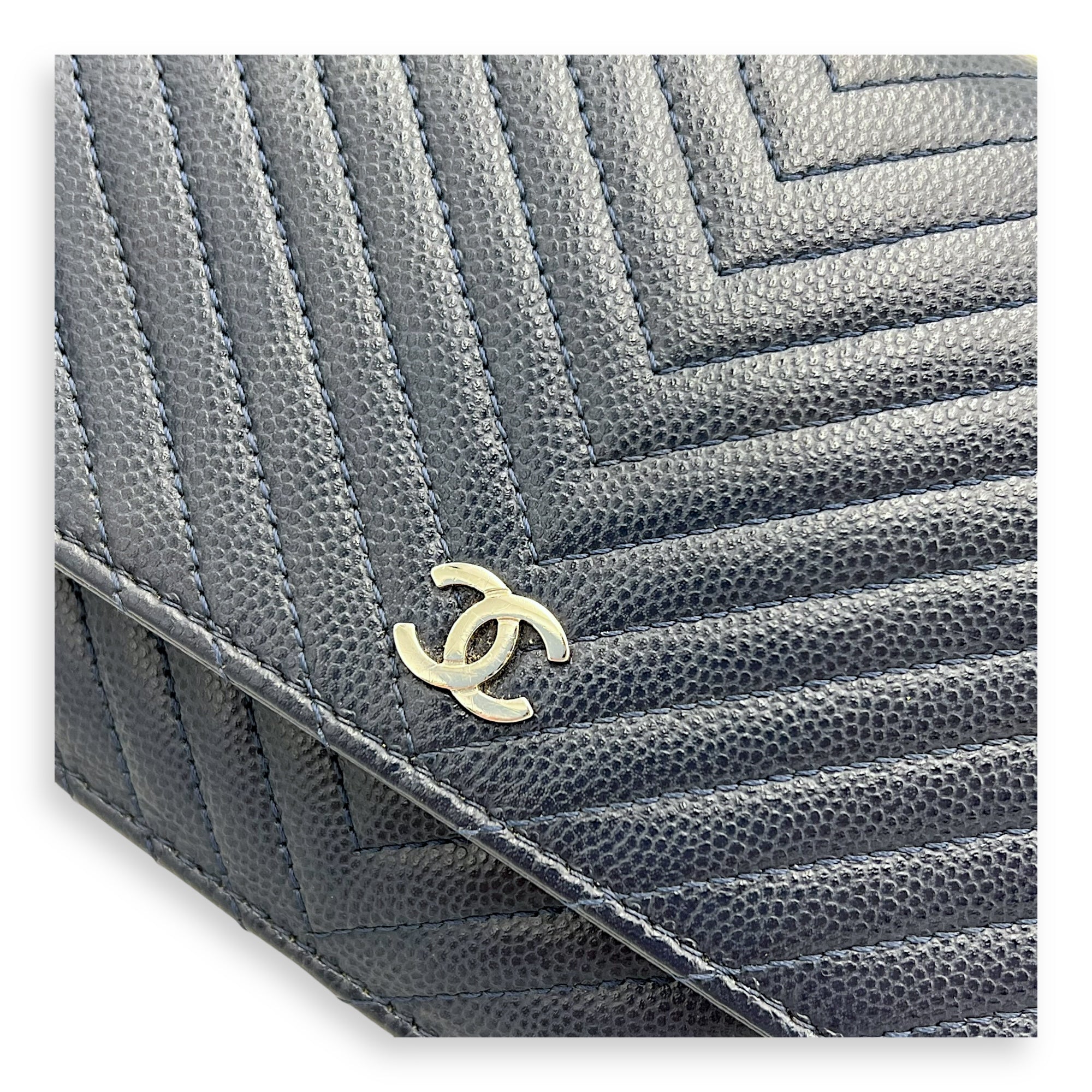 Chevron Wallet On Chain Blue in Caviar Leather, Silver hardware - Image 9