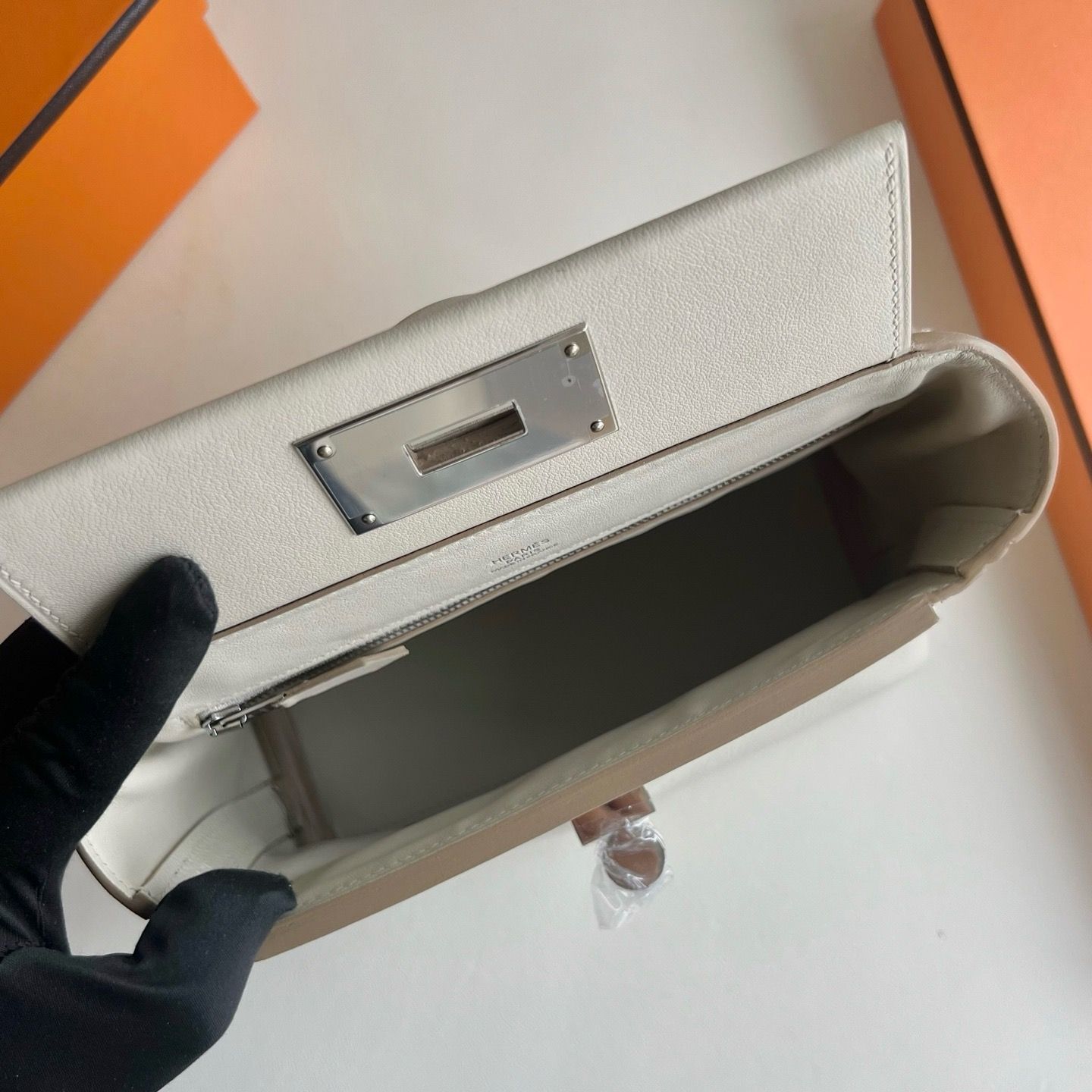 Hermes 24/24 Mini 21 Handmade Bag in Beton Evercolor Leather - Image 4