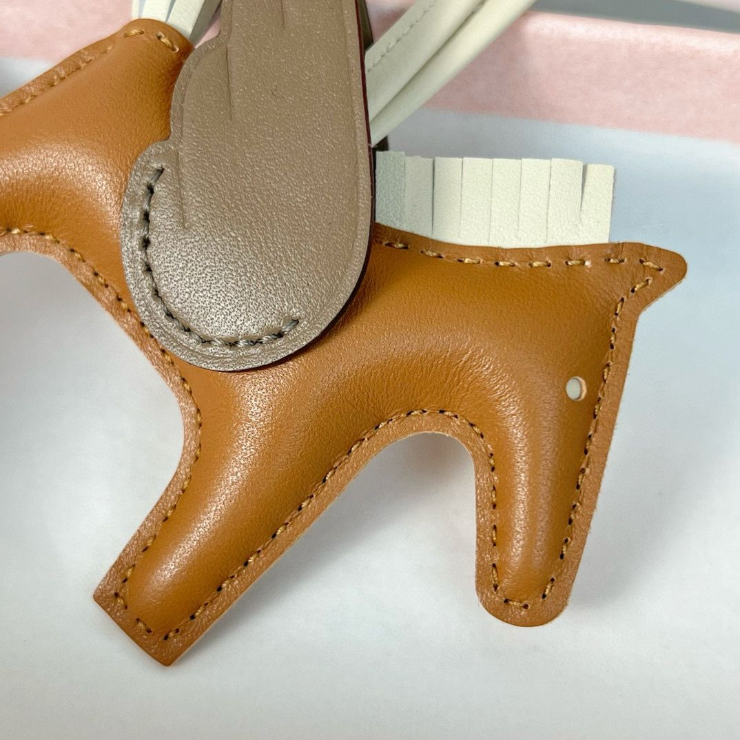 Hermes Rodeo Pegase PM Bag Charm in Gold/Craie/Taupe Lambskin - Image 4