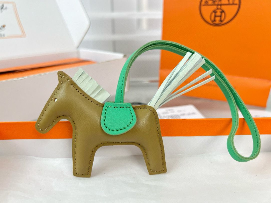 Hermes Rodeo PM Bag Charm in Sesame/Vert Fizz/Green Lambskin - Image 4