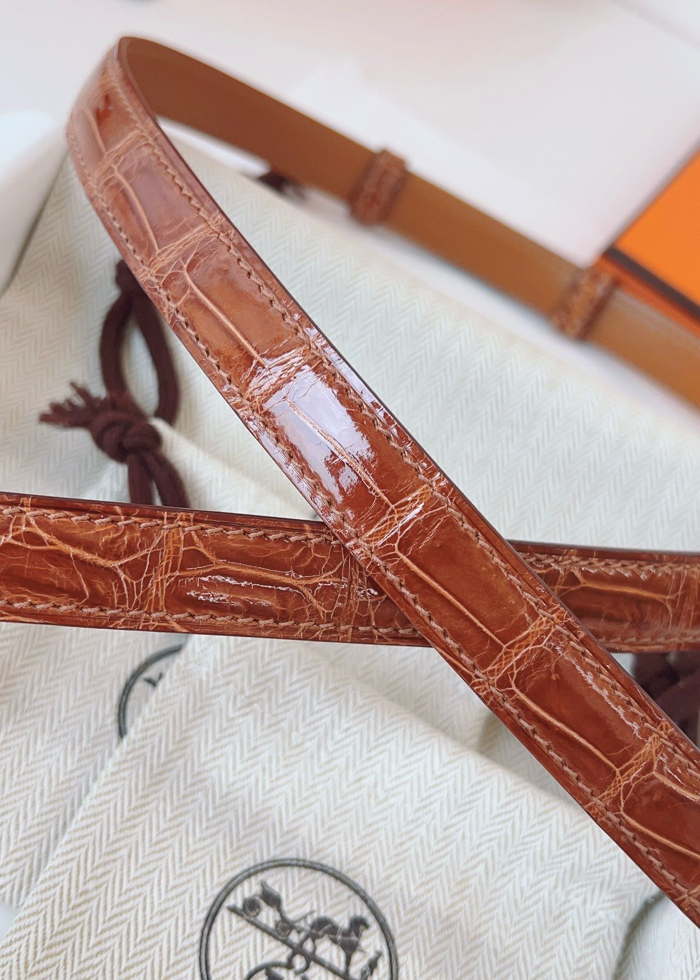 Hermes Kelly 18 Belt in Caramel Shiny Alligator Leather - Image 9