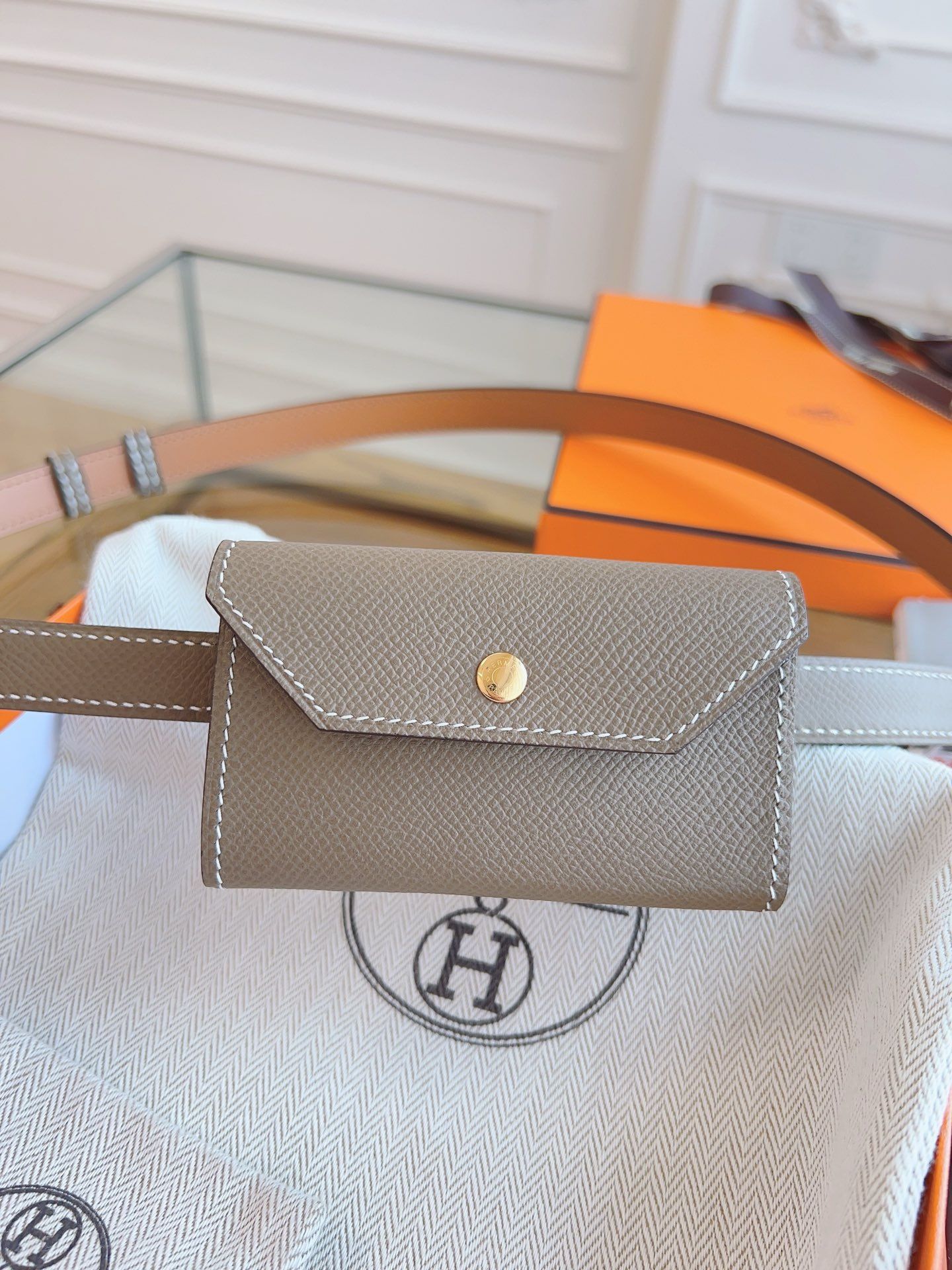 Hermes Kelly Pocket 18 Belt in Etoupe Epsom Calfkin - Image 4