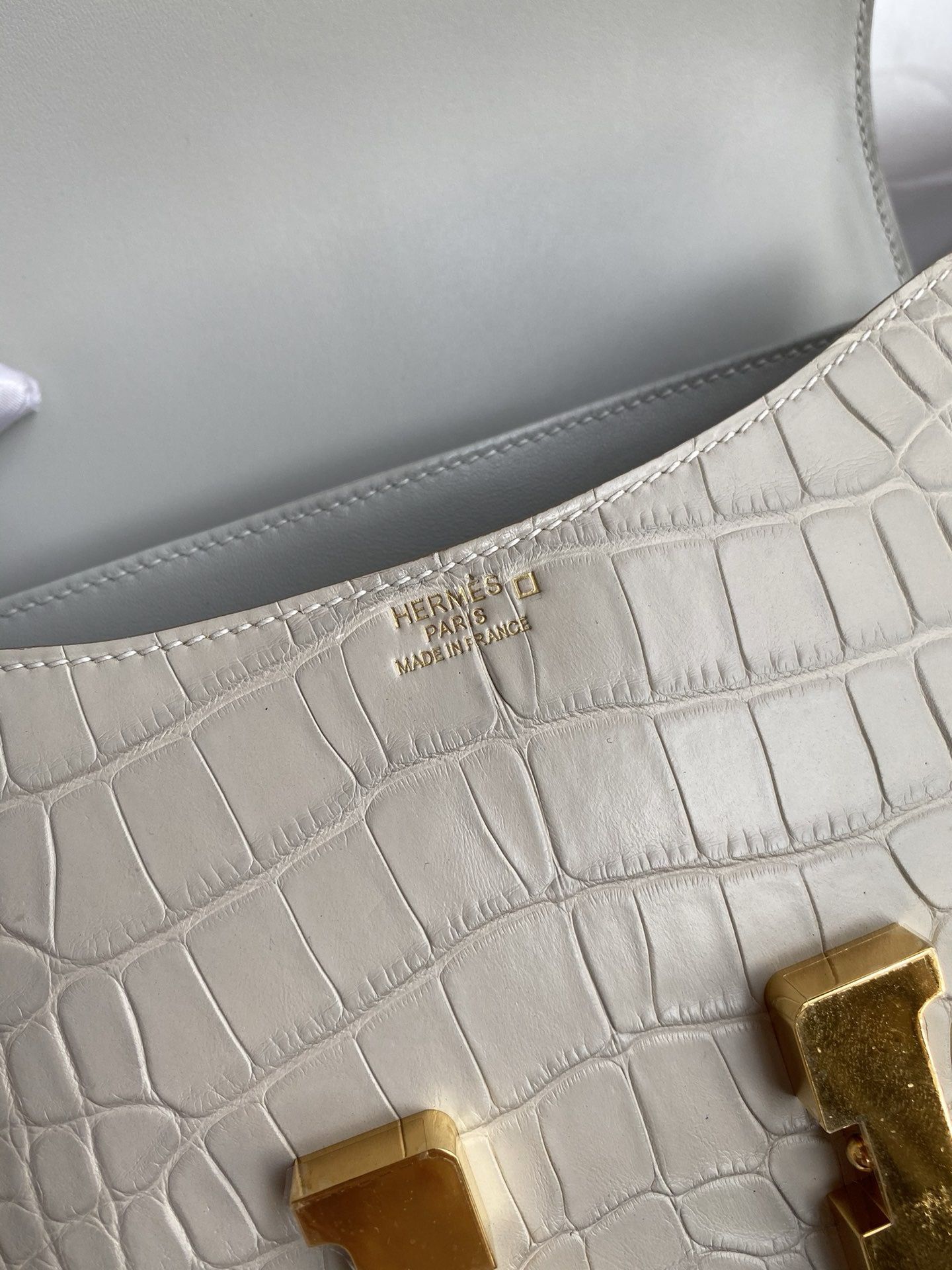 Hermes Constance 24 Handmade Bag in Pearl Grey Matte Alligator Leather - Image 8