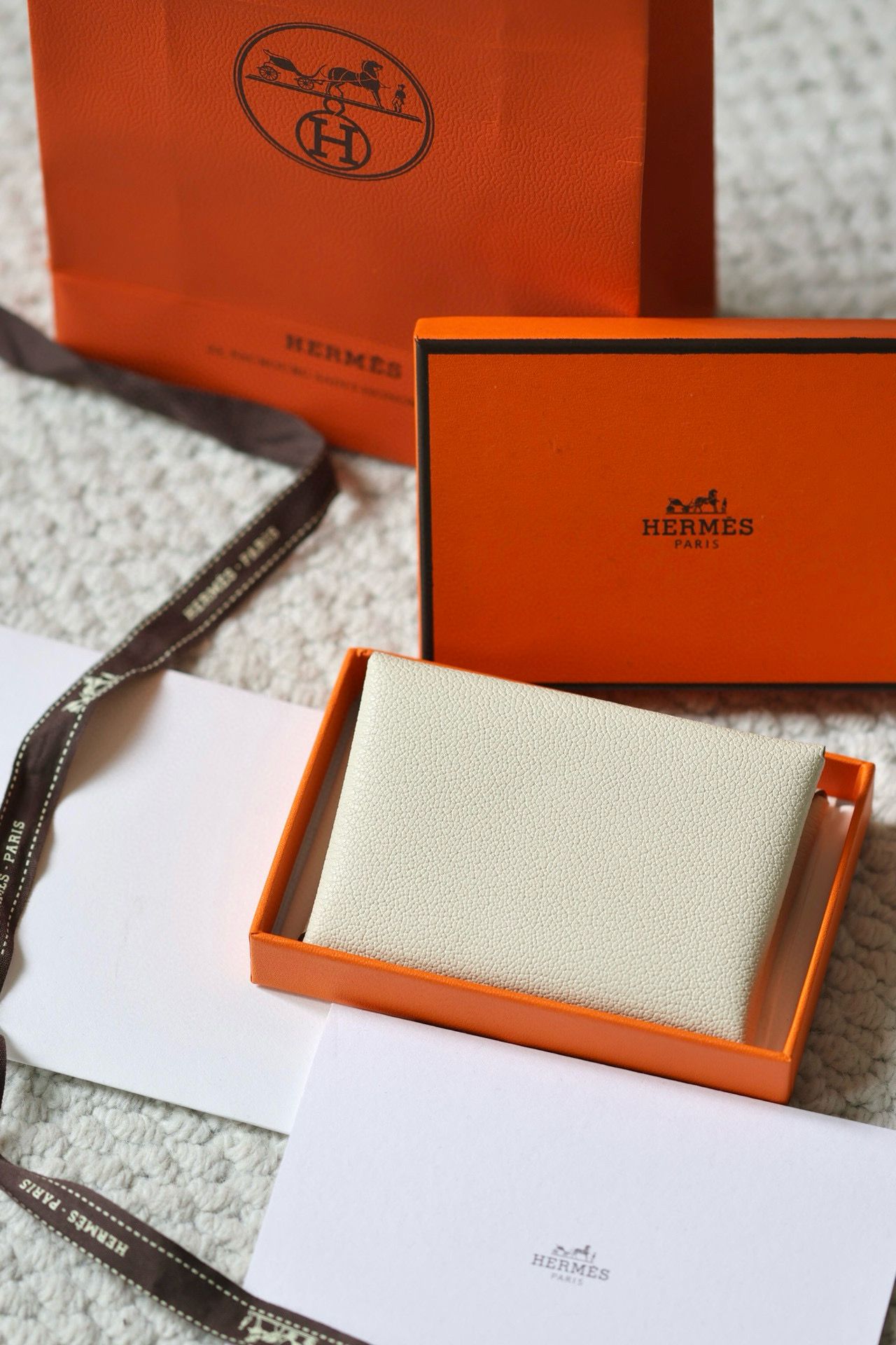 Hermes Calvi Duo Card Holder in Mushroom Mysore Goatskin - Image 4