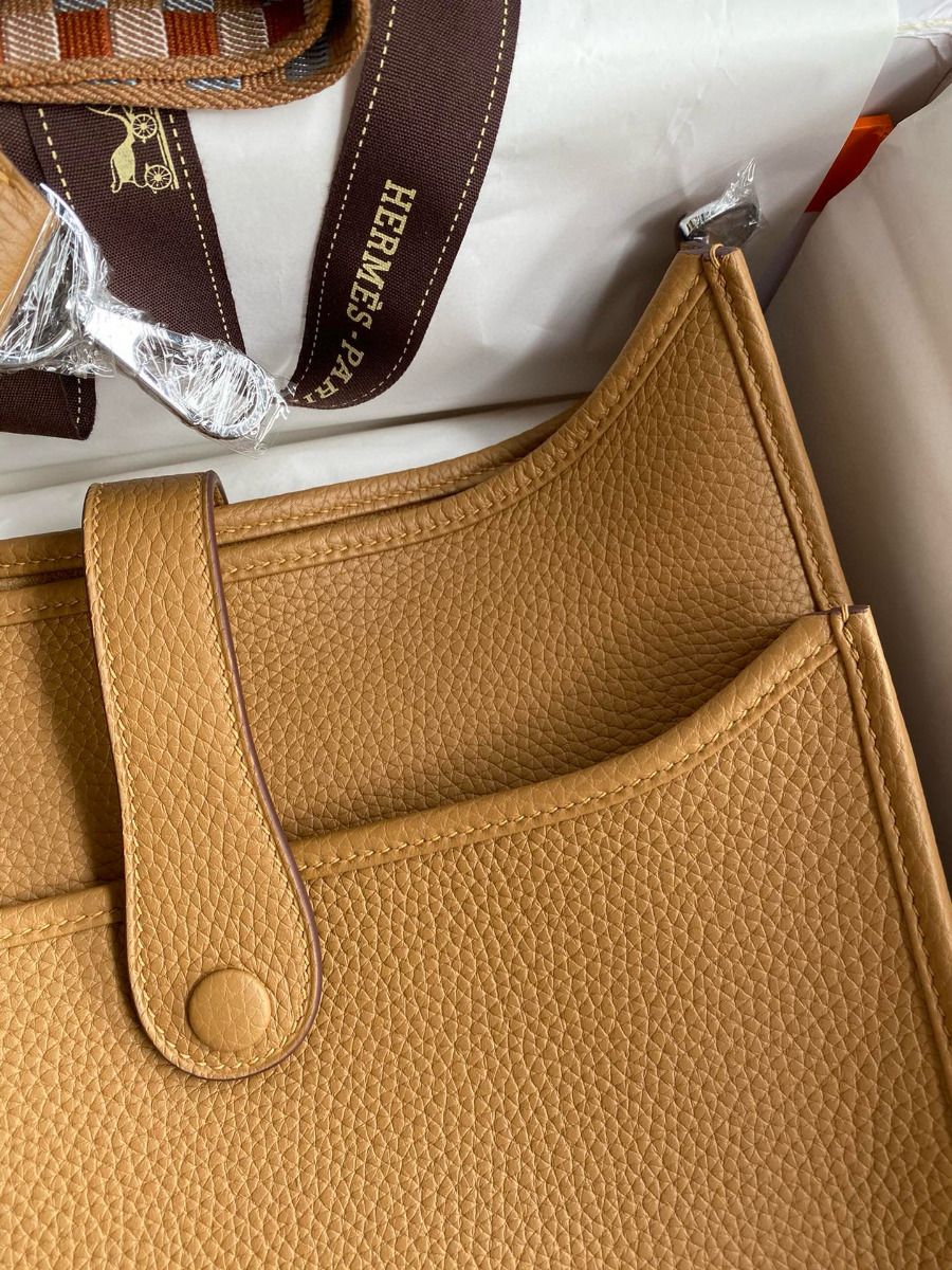 Hermes Evelyne III PM 29 Handmade Bag in Biscuit Clemence Leather - Image 5