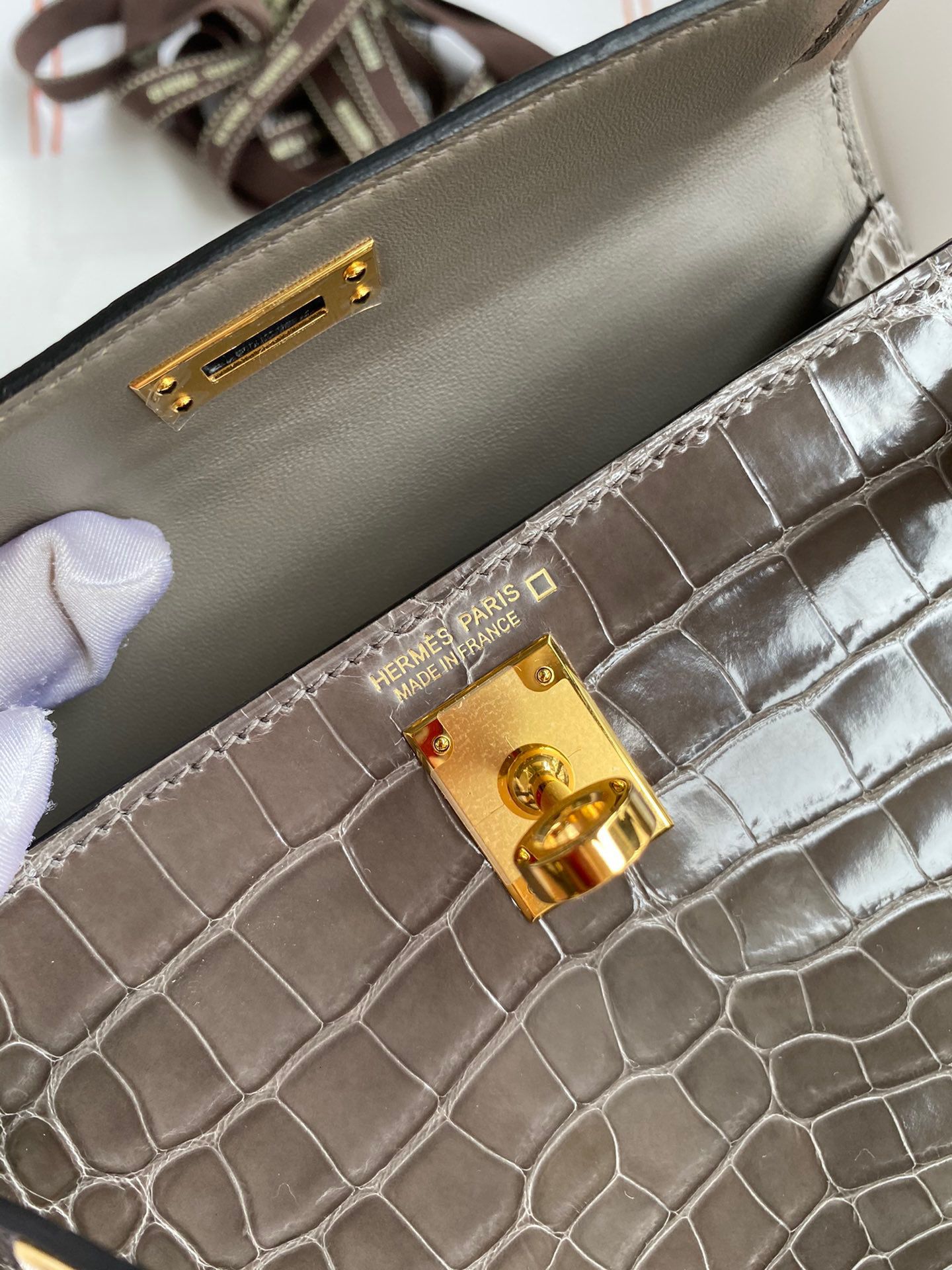 Hermes Kelly Mini II Sellier Handmade Bag in Gris Tourterelle Shiny Alligator Leather - Image 9