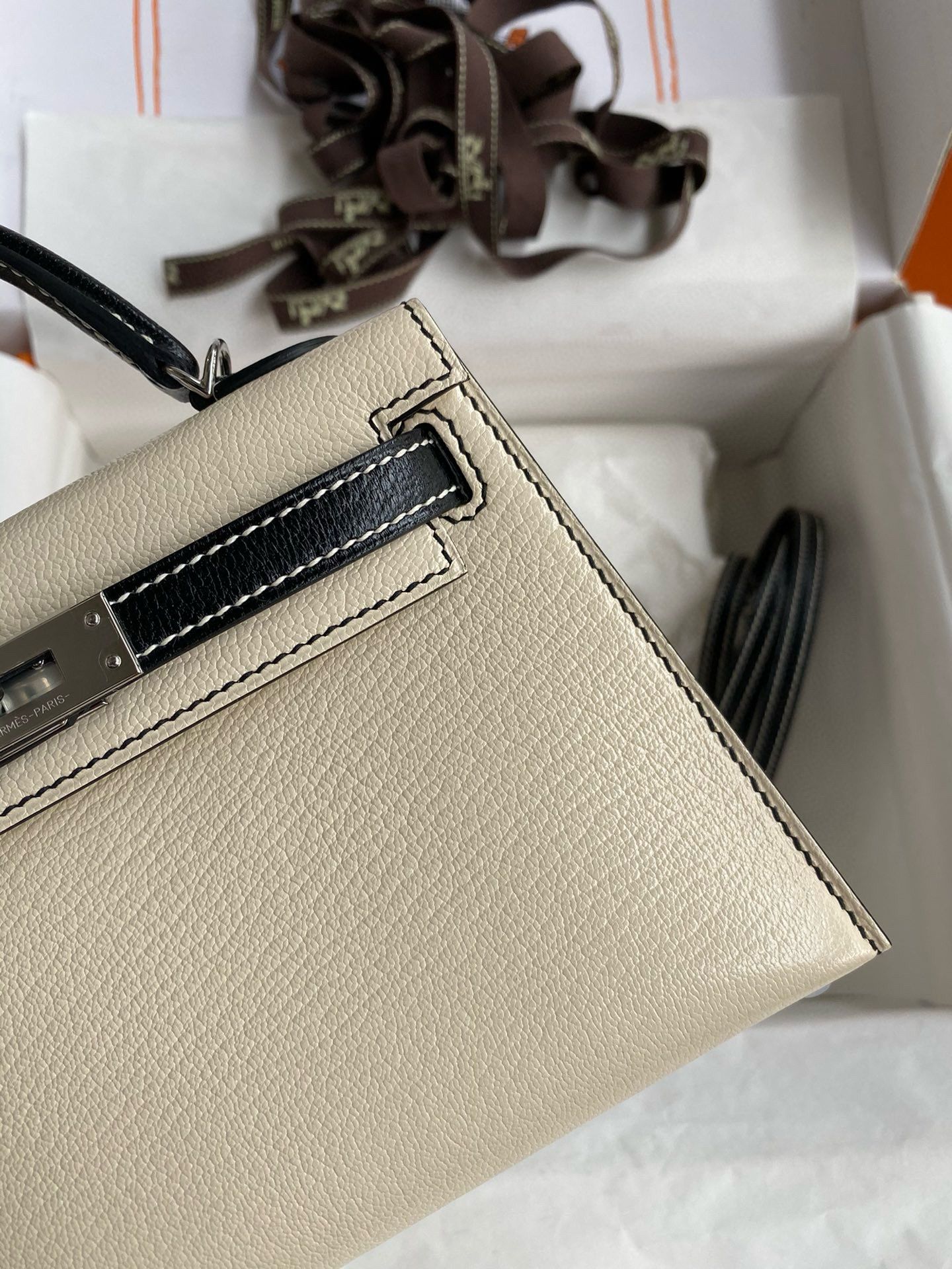 Hermes Kelly Mini II Sellier Bicolor Handmade Bag in Nata and Black Chevre Mysore Leather - Image 5