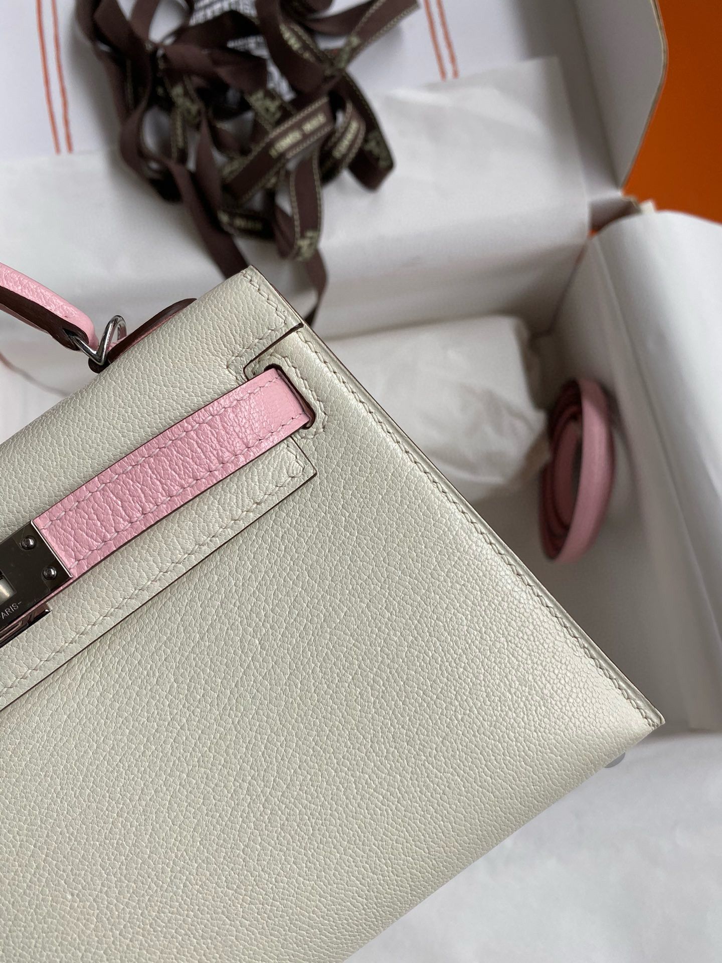 Hermes Kelly Mini II Sellier Bicolor Handmade Bag in Nata and Rose Sakura Chevre Mysore Leather - Image 5