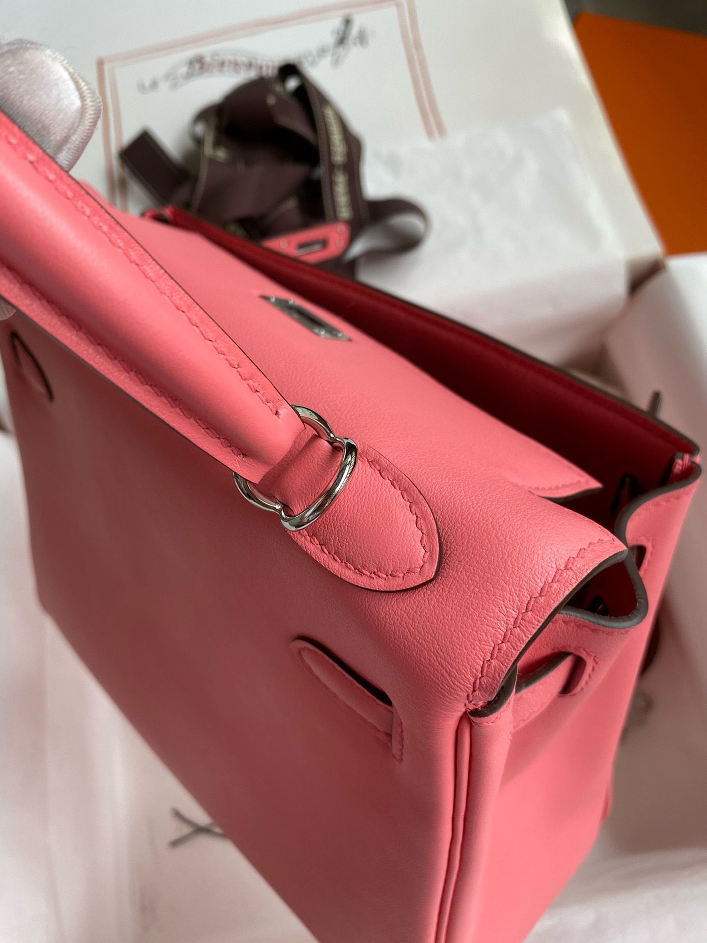 Hermes Kelly Retourne 25 Handmade Bag In Rose d'Ete Swift Calfskin - Image 7