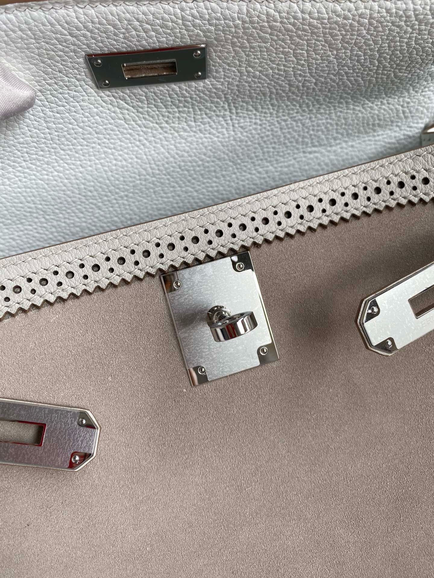 Hermes Kelly 28 Ghillies Grizzly Bag in Pearl Grey Evercolor and Grey Veau Doblis - Image 8