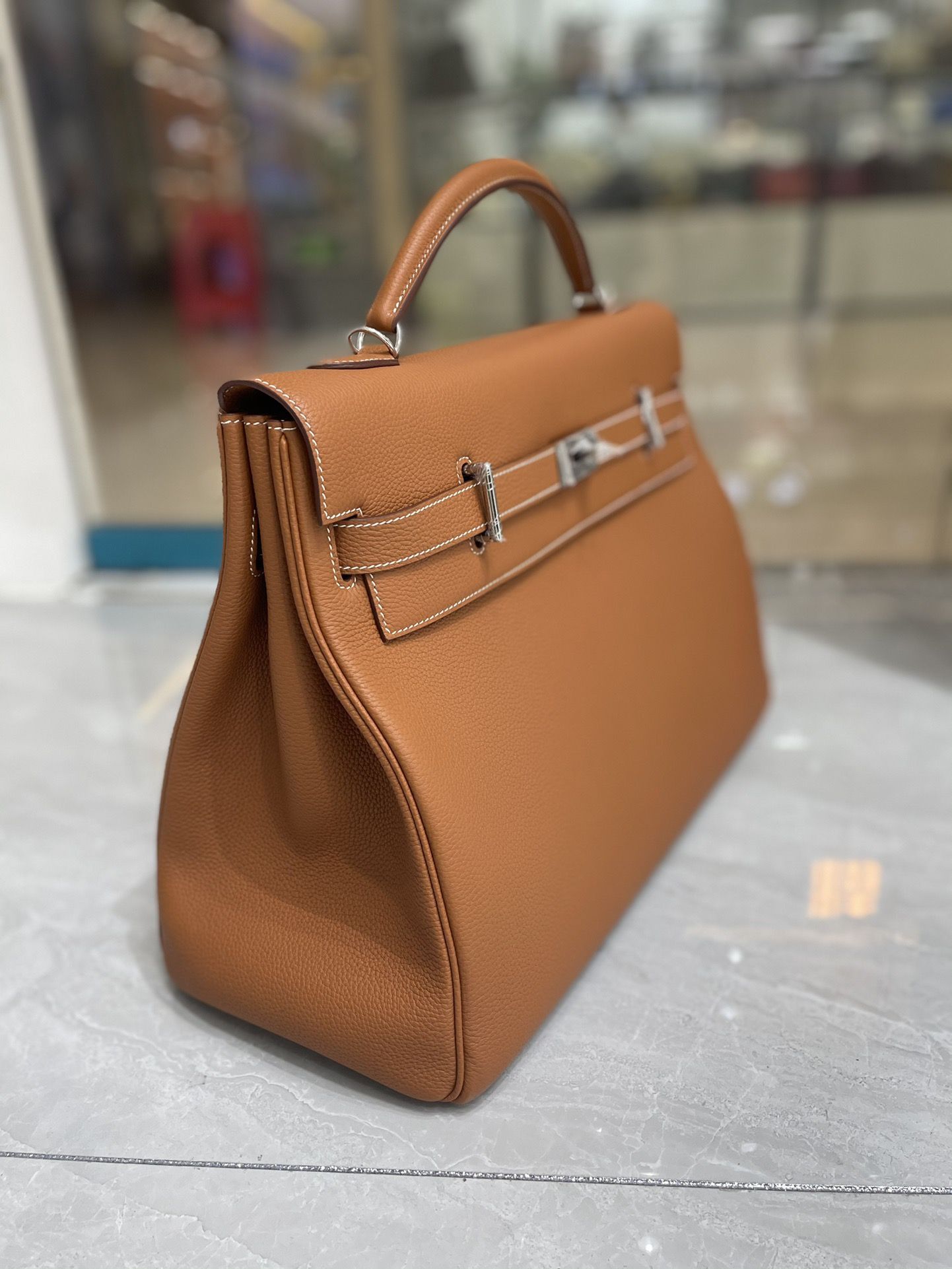 Hermes Kelly 42 Maxi Handmade Bag in Gold Clemence Leather - Image 4