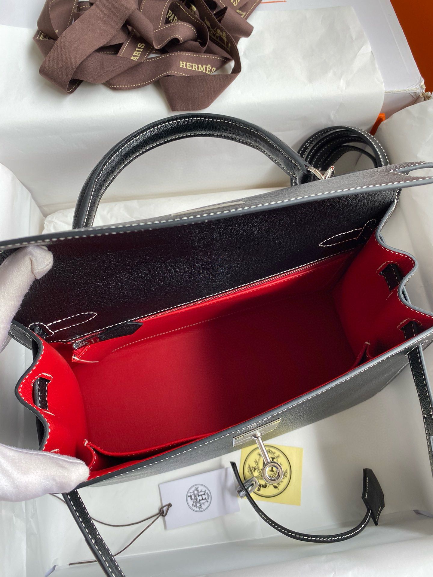 Hermes Kelly Sellier 28 Verso Handmade Bag in Black and Red Mysore Chevre Goatskin - Image 9