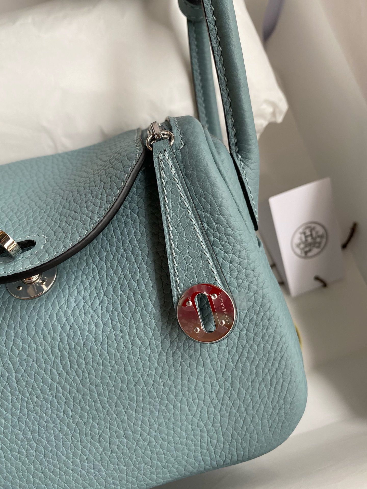 Hermes Mini Lindy Handmade Bag In Ciel Clemence Leather - Image 4