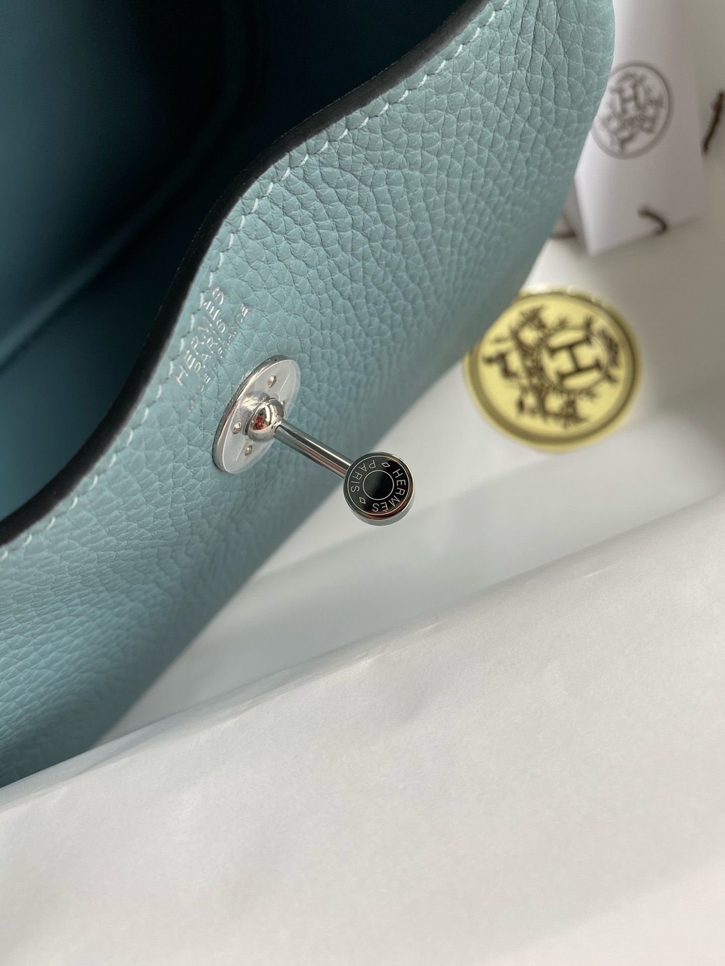 Hermes Mini Lindy Handmade Bag In Ciel Clemence Leather - Image 9