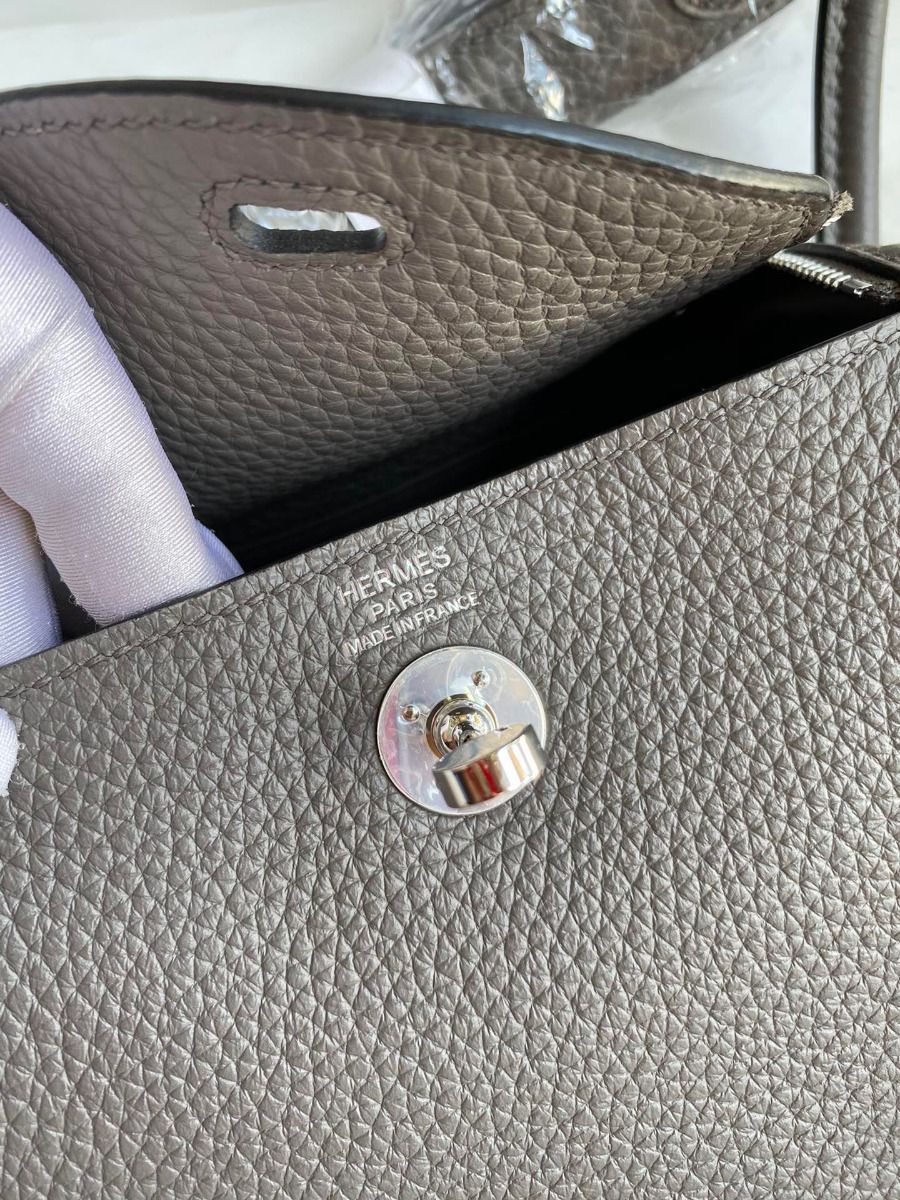 Hermes Mini Lindy Handmade Bag In Etain Clemence Leather - Image 8
