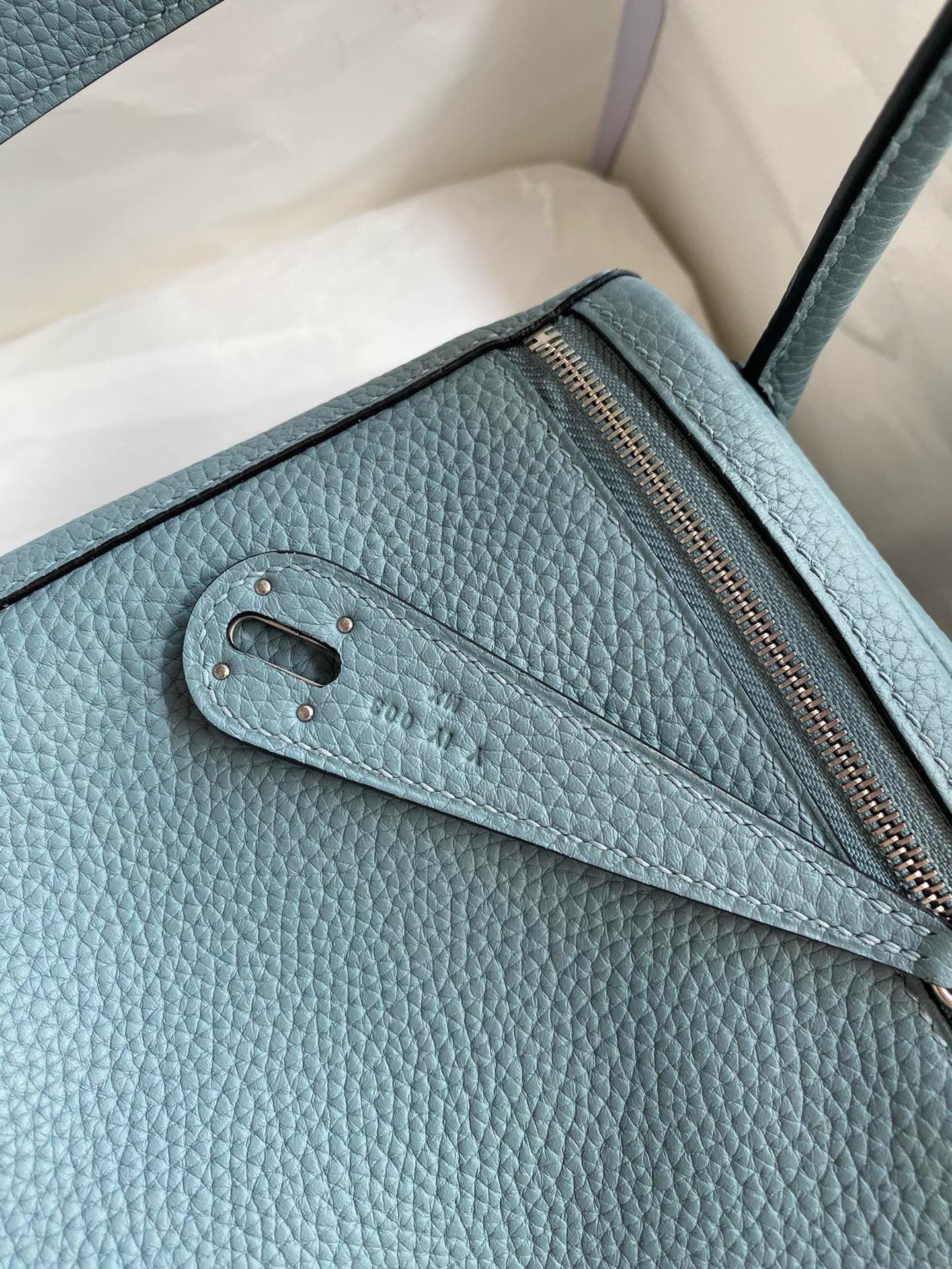 Hermes Lindy 26 Handmade Bag In Ciel Clemence Leather - Image 6