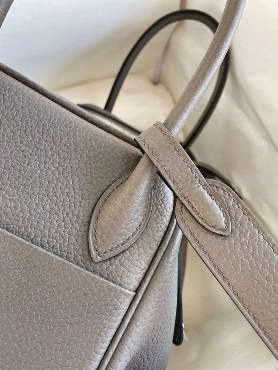 Hermes Lindy 26 Handmade Bag In Etain Clemence Leather - Image 5