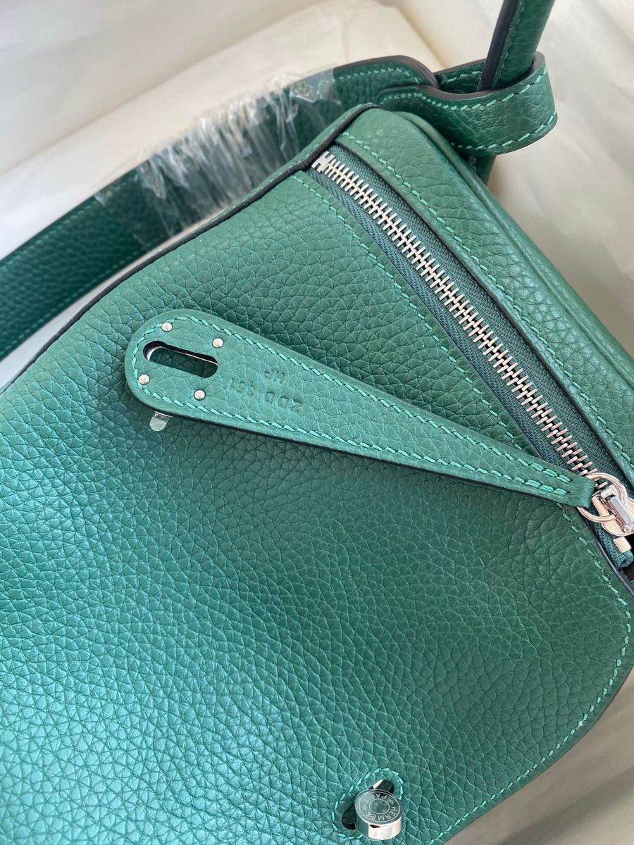 Hermes Lindy 26 Handmade Bag In Malachite Clemence Leather - Image 6