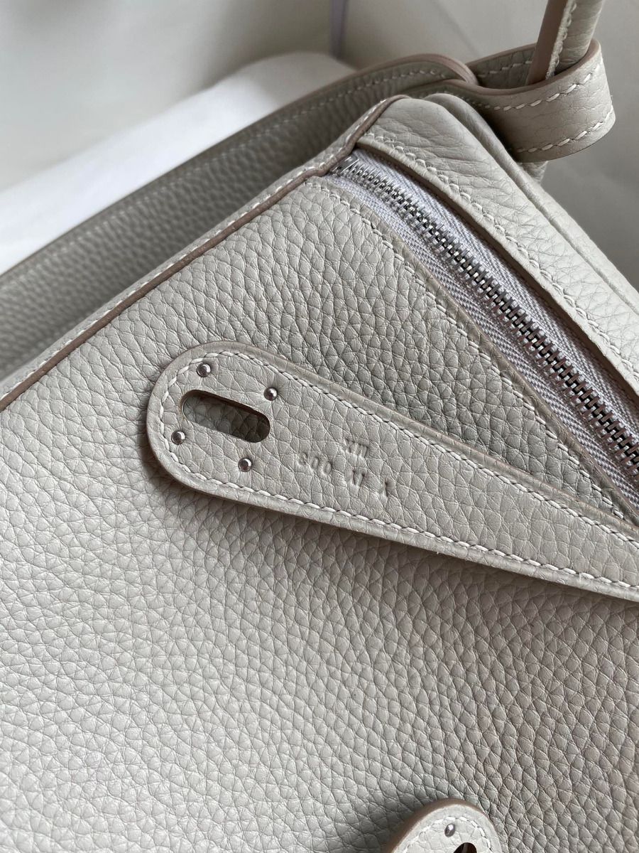 Hermes Lindy 26 Handmade Bag In Pearl Grey Clemence Leather - Image 6
