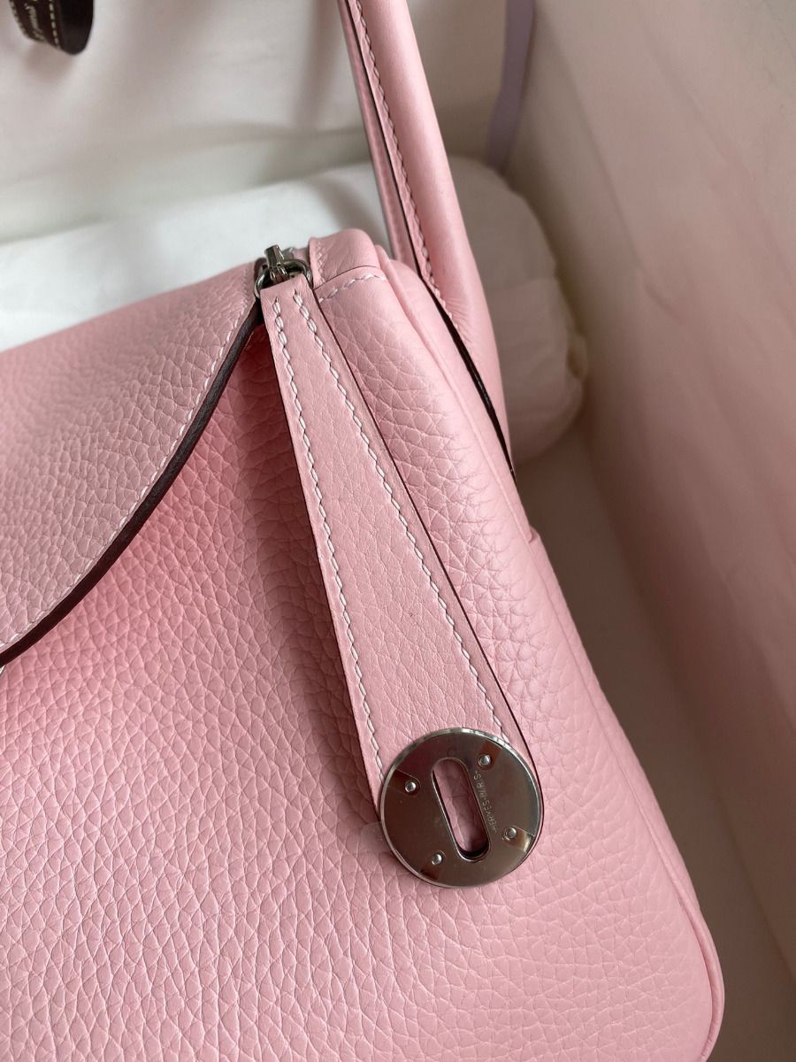 Hermes Lindy 26 Handmade Bag In Rose Sakura Clemence Leather - Image 4