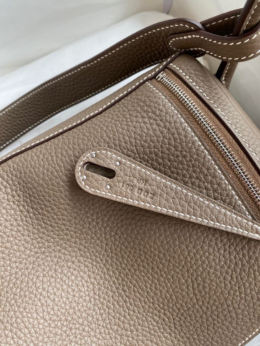 Hermes Lindy 26 Handmade Bag In Taupe Clemence Leather - Image 6