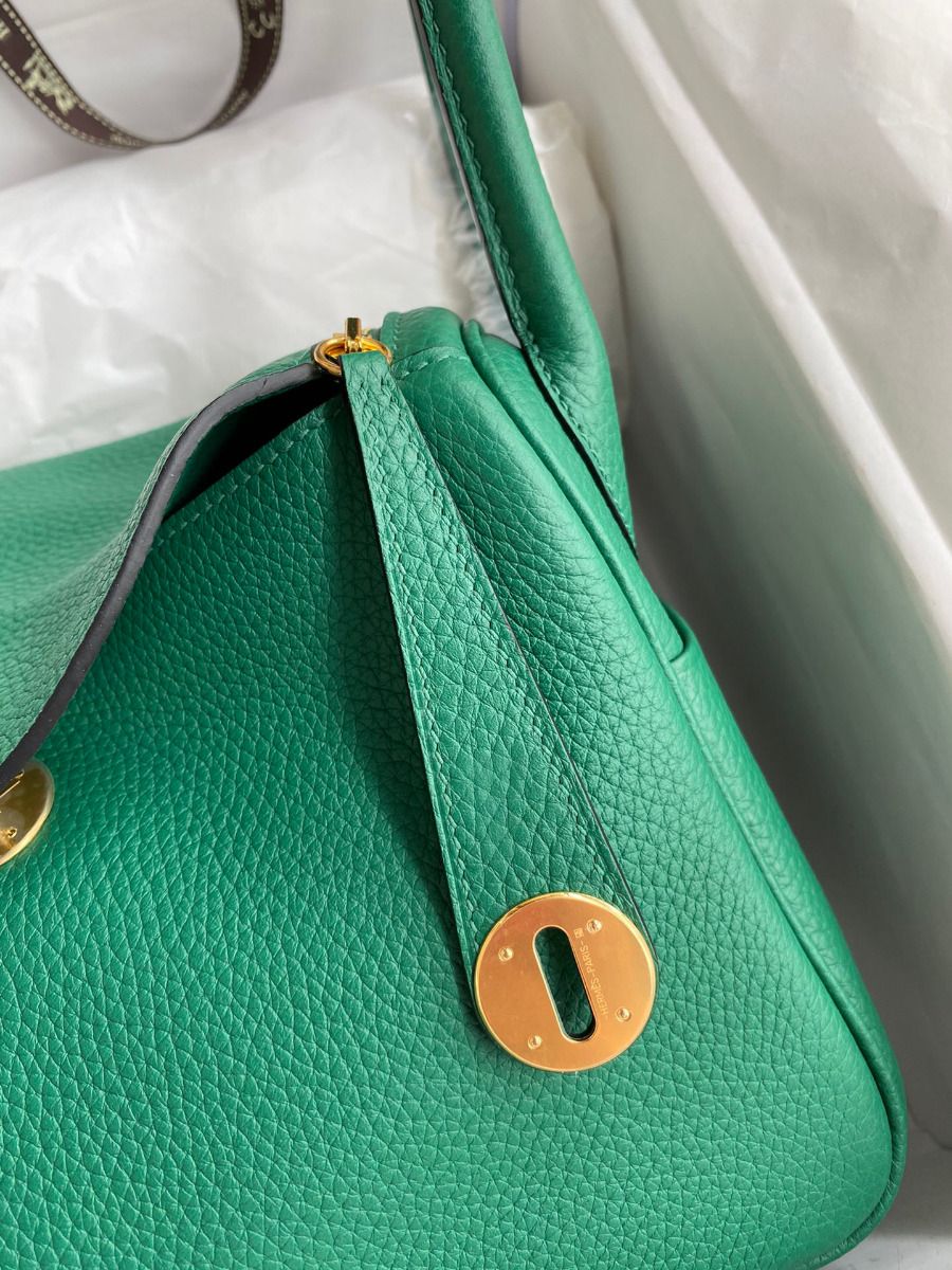 Hermes Lindy 30 Handmade Bag In Malachite Clemence Leather - Image 4