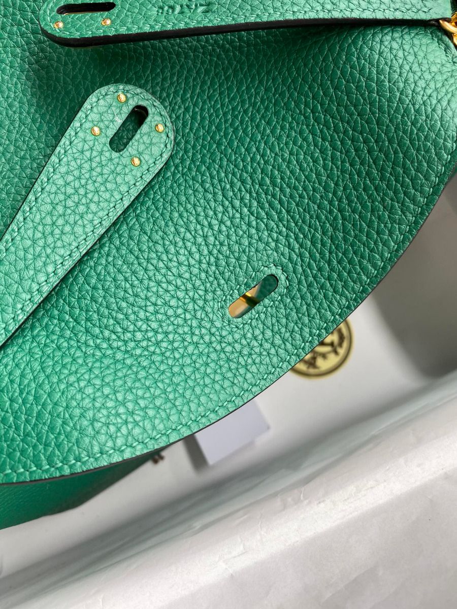 Hermes Lindy 30 Handmade Bag In Malachite Clemence Leather - Image 6
