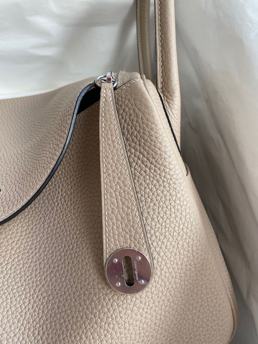 Hermes Lindy 30 Handmade Bag In Tourterelle Clemence Leather - Image 4