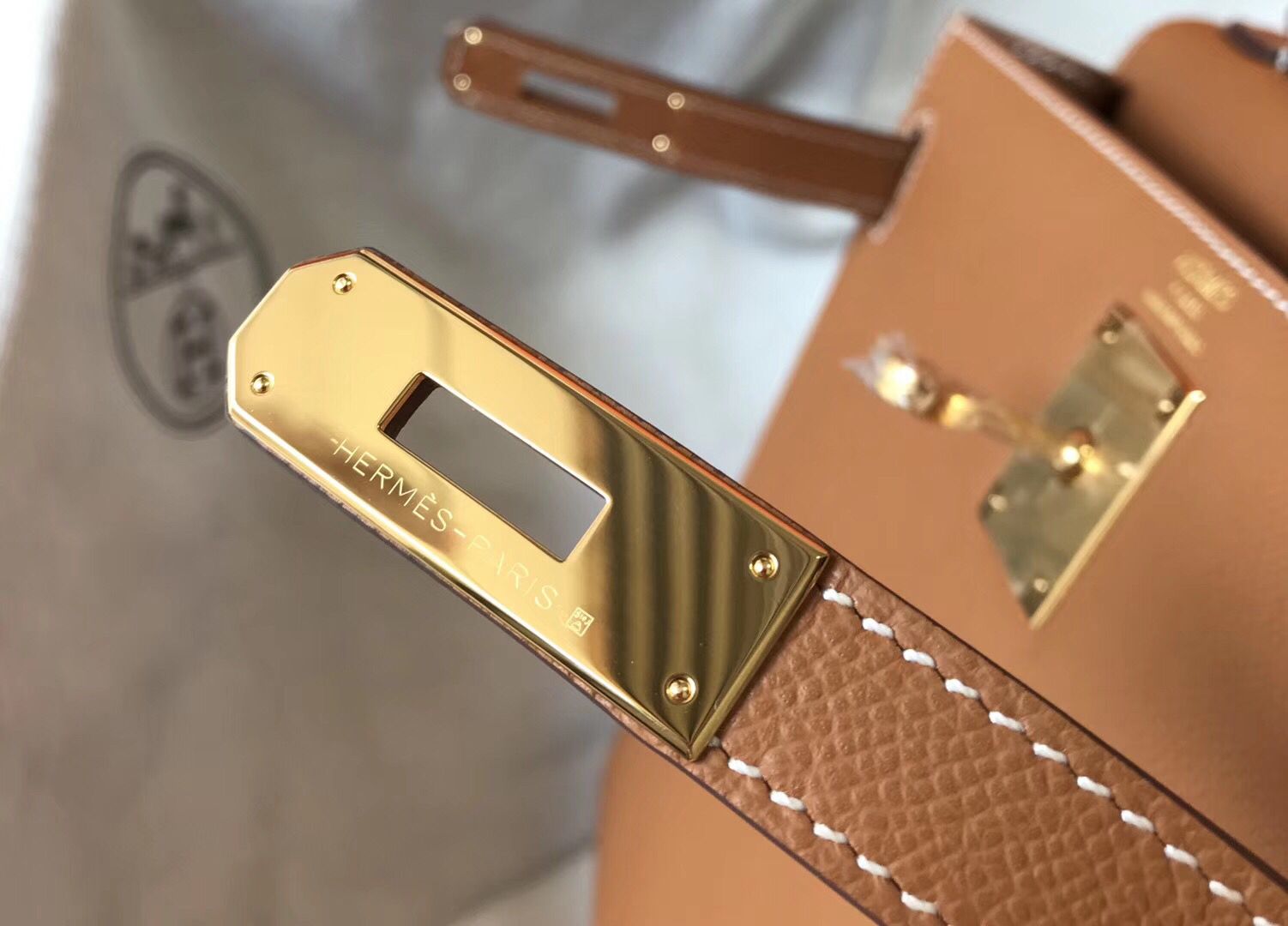 Hermes Kelly 28cm Bag In Gold Epsom Leather GHW - Image 8