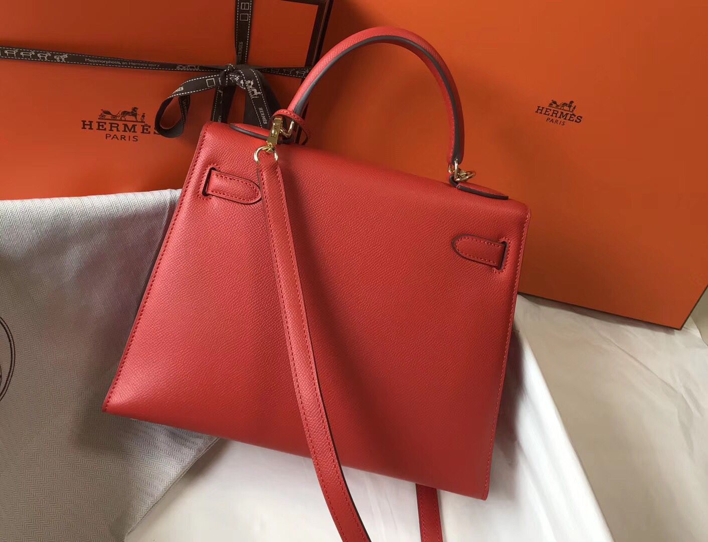 Hermes Kelly 28cm Bag In Red Epsom Leather GHW - Image 3