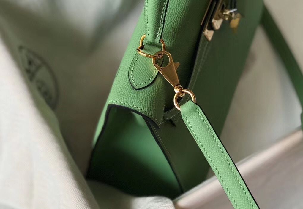 Hermes Kelly 28cm Bag In Vert Criquet Epsom Leather GHW - Image 6