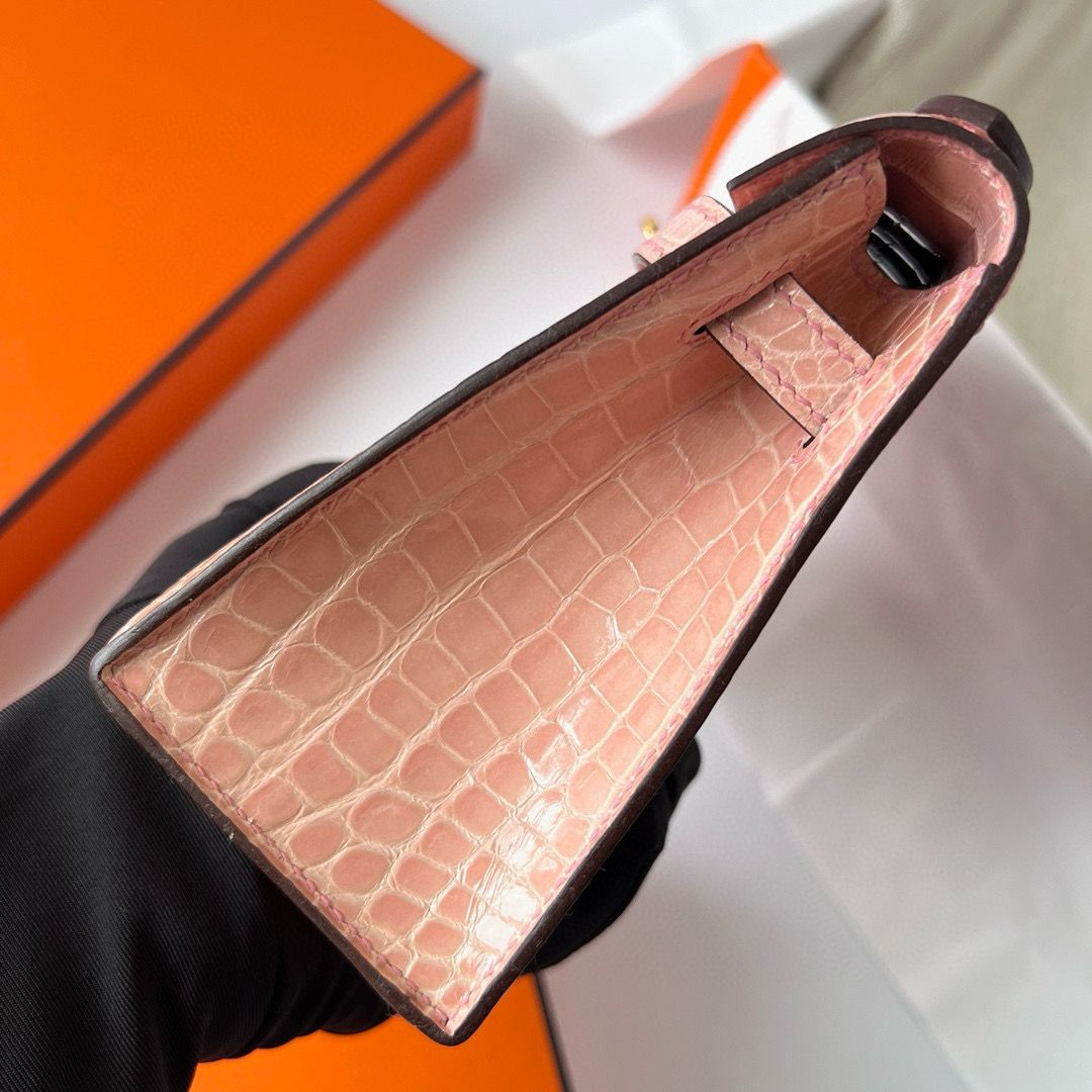 Hermes Kelly Pochette Handmade Bag In Nude Shiny Alligator Leather - Image 5