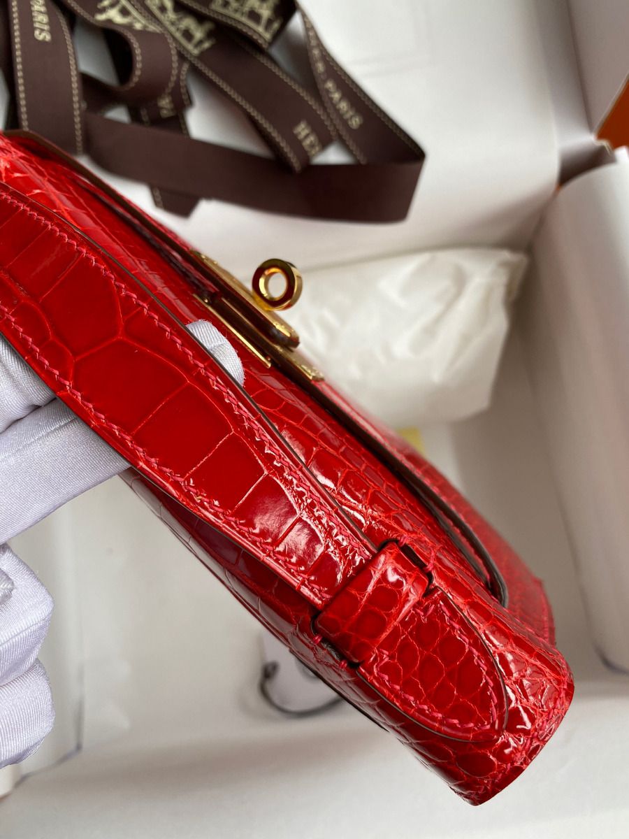 Hermes Kelly Pochette Handmade Bag In Red Shiny Alligator Leather - Image 6