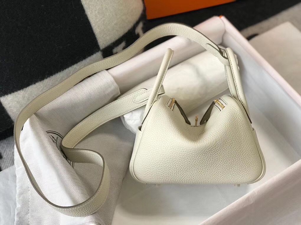 Hermes Lindy Mini Bag In White Clemence Leather GHW - Image 3
