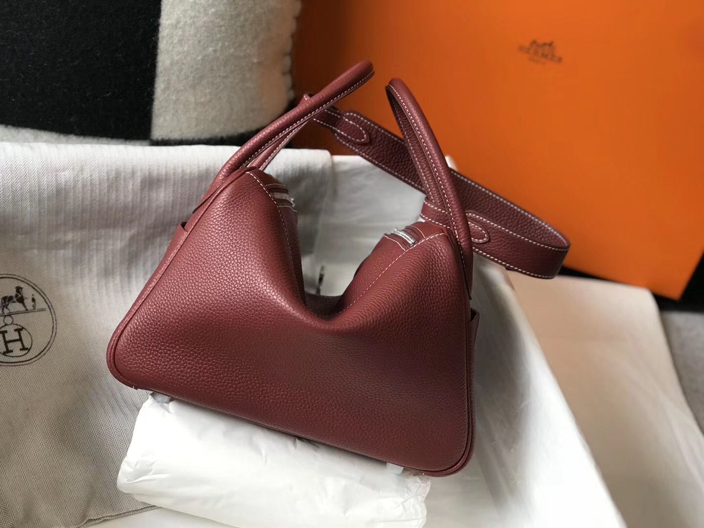 Hermes Lindy 26cm Bag In Bordeaux Clemence Leather PHW - Image 3