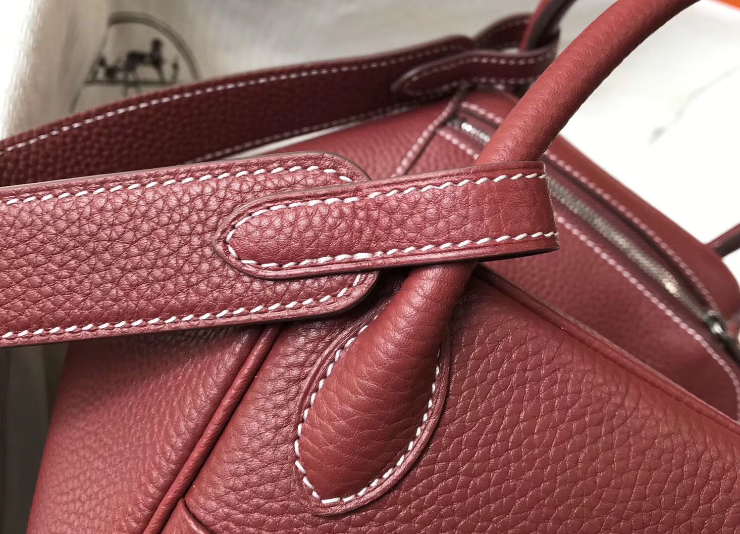 Hermes Lindy 26cm Bag In Bordeaux Clemence Leather PHW - Image 7
