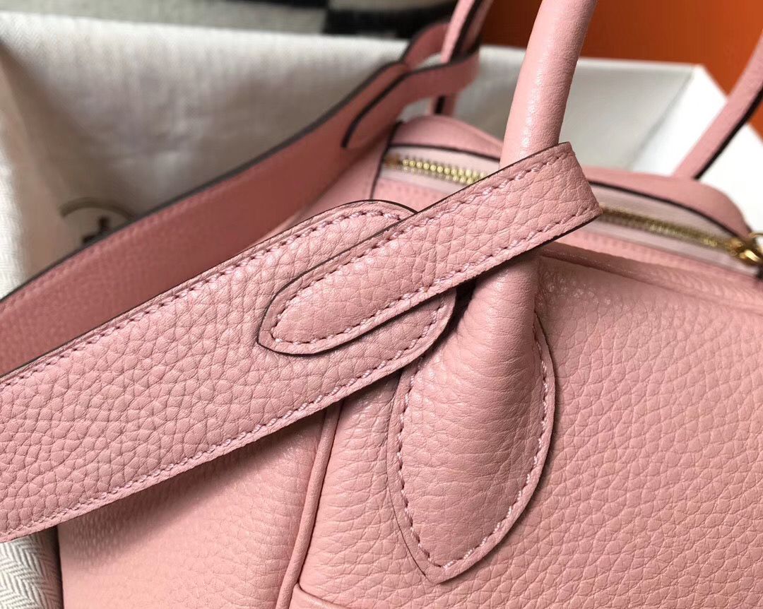 Hermes Lindy 26cm Bag In Pink Clemence Leather GHW - Image 4