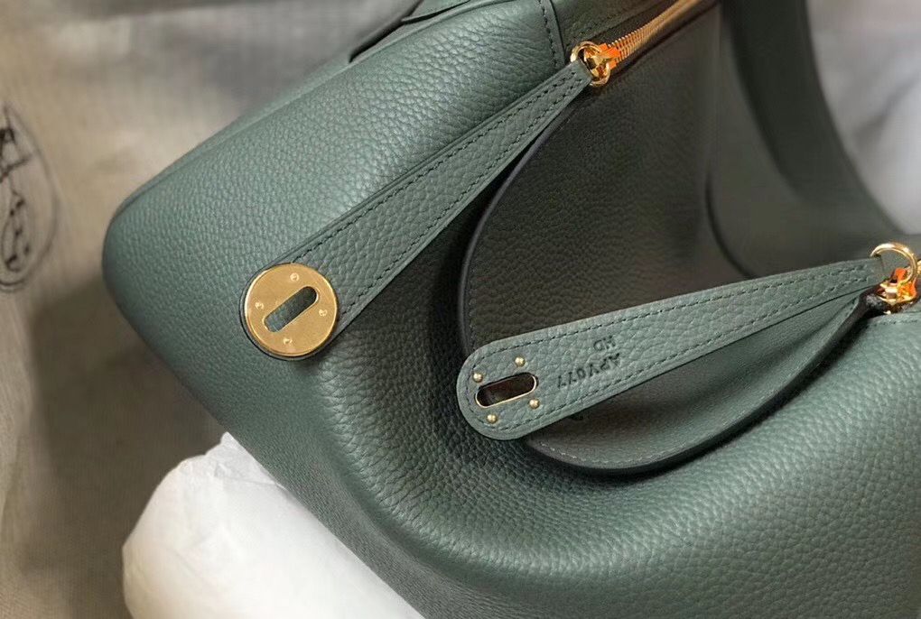 Hermes Lindy 26cm Bag In Vert Amande Clemence Leather GHW - Image 4