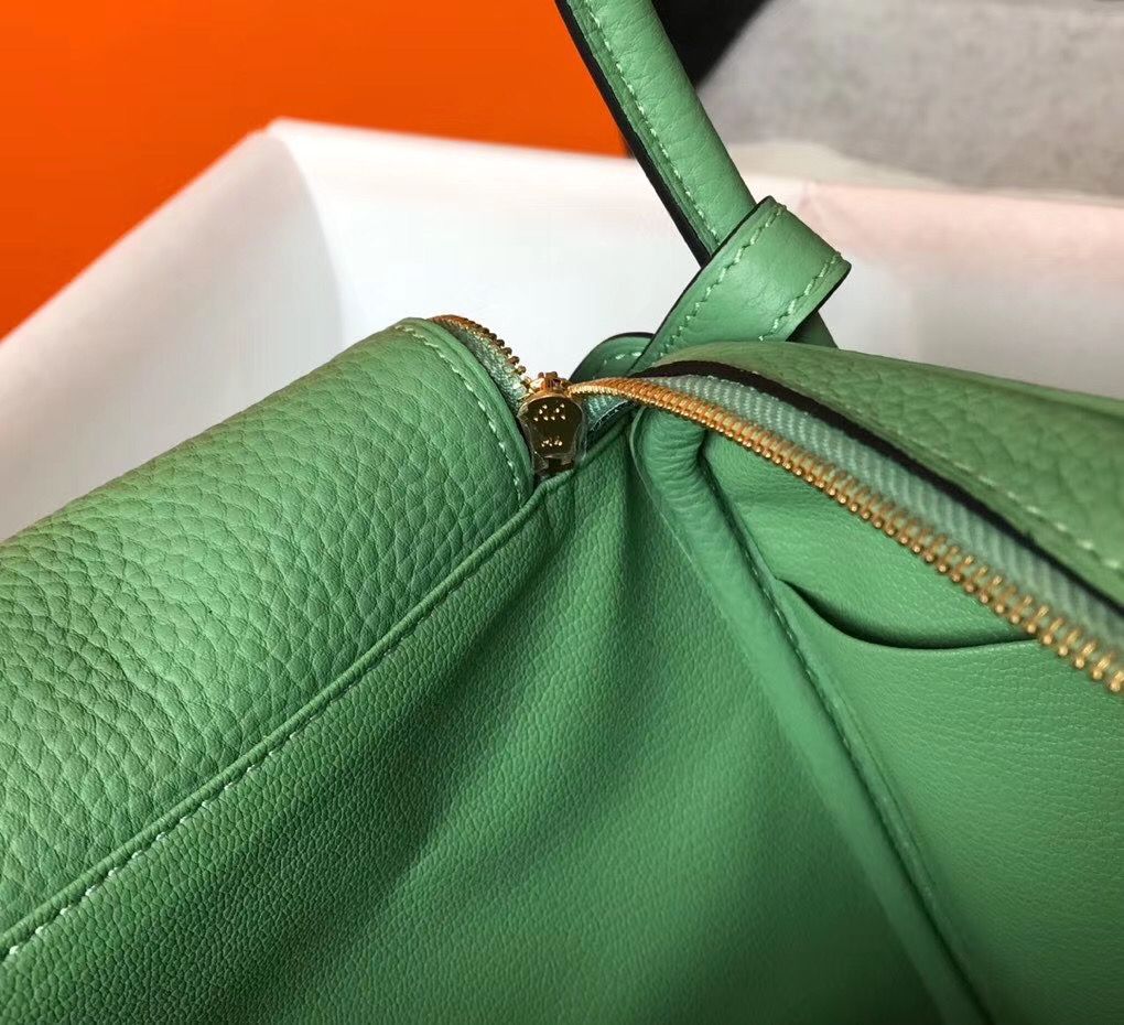 Hermes Lindy 26cm Bag In Vert Criquet Clemence Leather GHW - Image 8