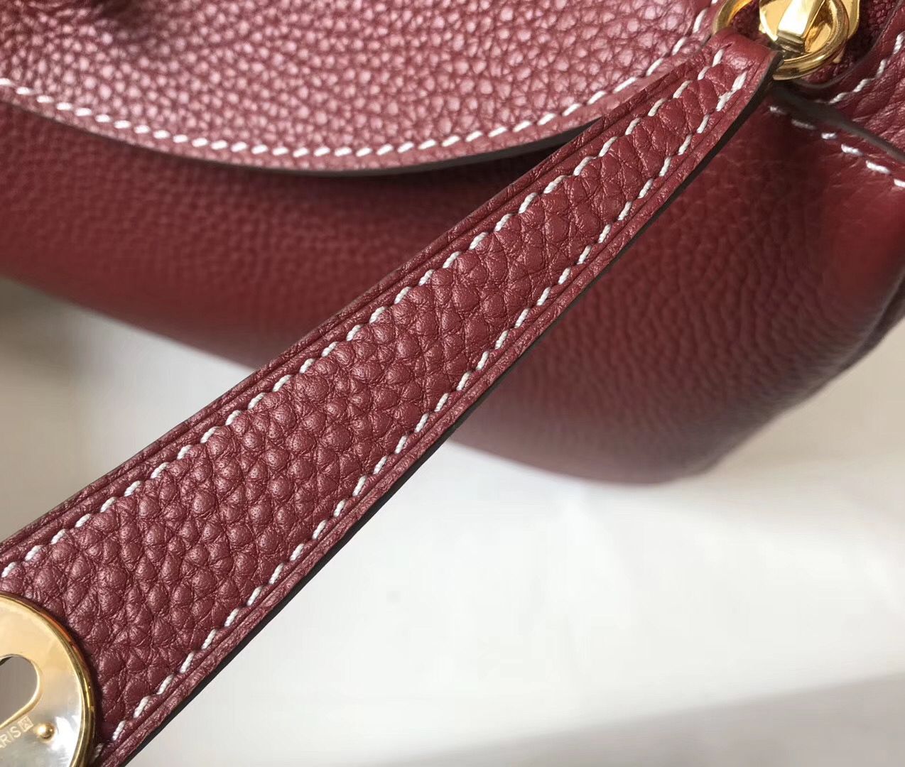 Hermes Lindy 30cm Bag In Bordeaux Clemence Leather GHW - Image 7