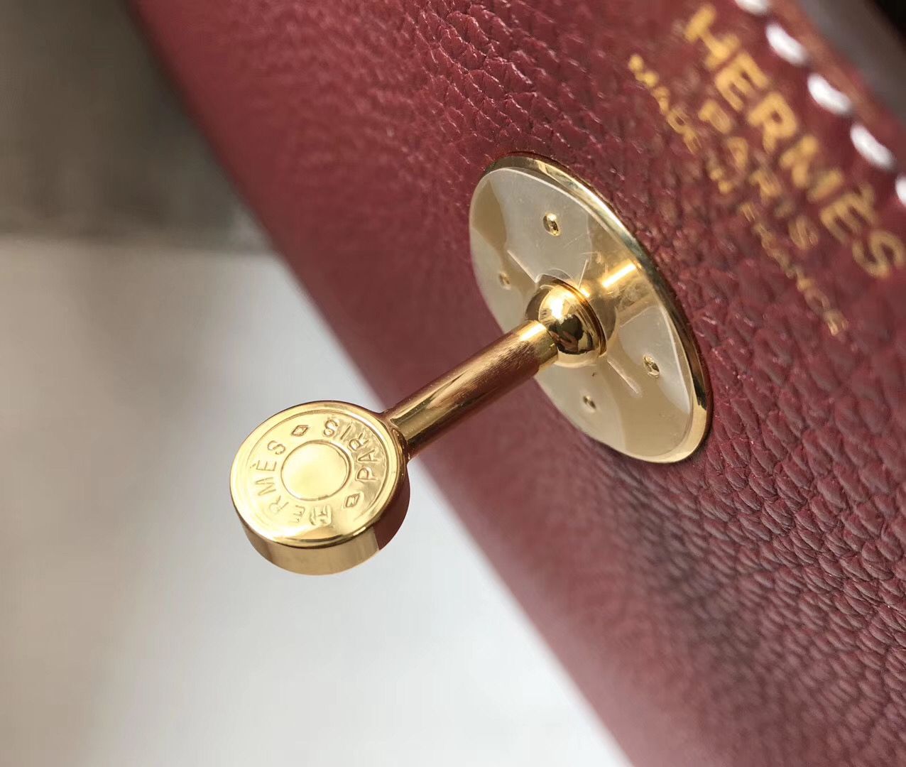 Hermes Lindy 30cm Bag In Bordeaux Clemence Leather GHW - Image 9