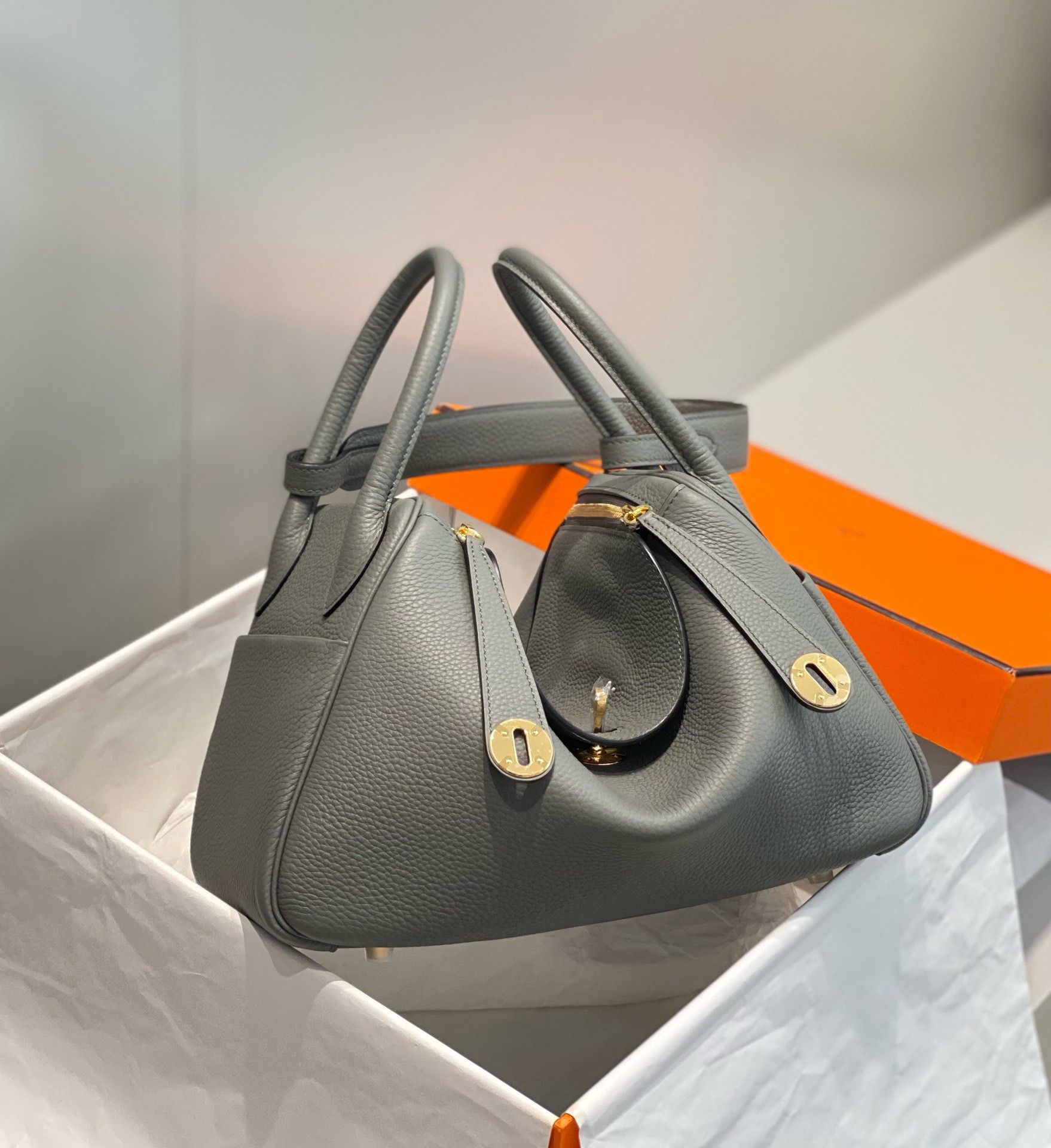 Hermes Lindy 30cm Bag In Gris Meyer Clemence Leather GHW - Image 4