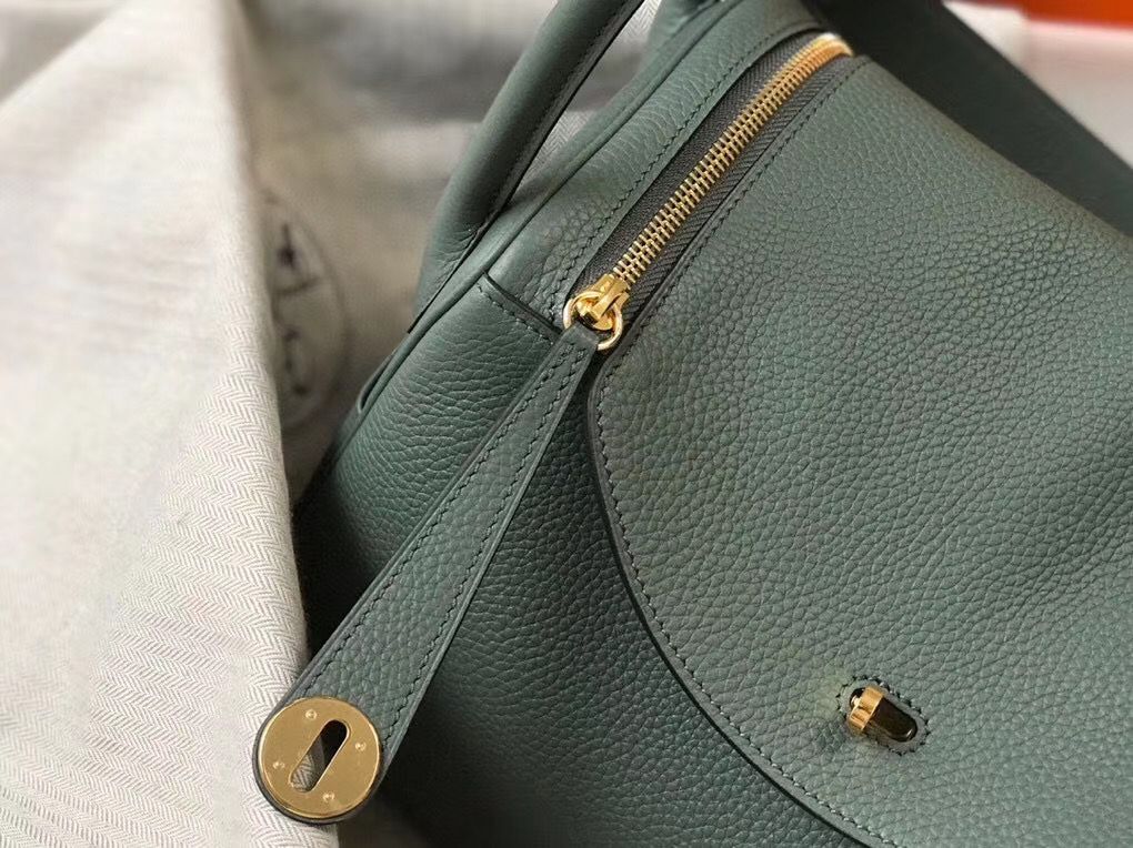 Hermes Lindy 30cm Bag In Vert Amande Clemence Leather GHW - Image 6