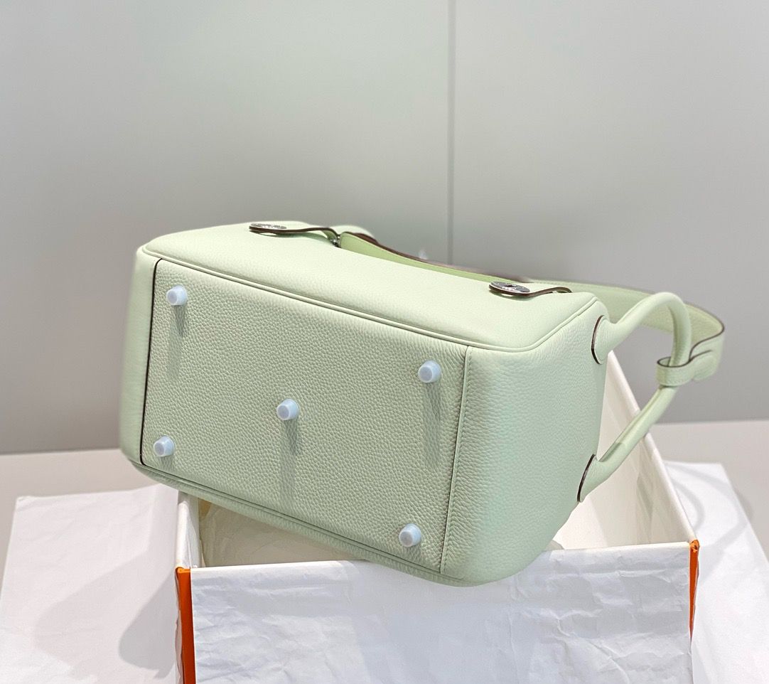 Hermes Lindy 30cm Bag In Vert Fizz Clemence Leather PHW - Image 6