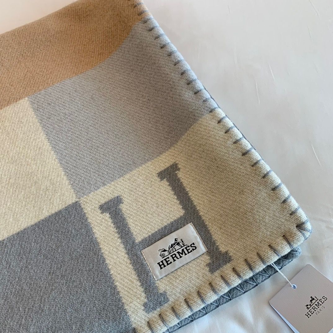Hermes H Drapeau Blanket in Acier and Perle Cashmere - Image 8